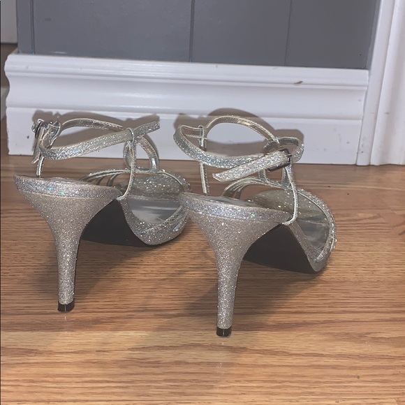 Silver Heels - Picture 3 of 3